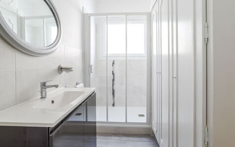 Saint Palais sur Mer 148: Baño, Habitación, Blanco, Propiedad, Suelo, Diseño De Interiores, Loseta, Arquitectura, Techo, Edificio