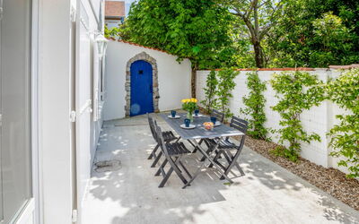 Saint Palais sur Mer 148: Mesa, Planta, Edificio, Propiedad, Mueble, Silla, Árbol, Mueble Para Exteriores, Mesa Al Aire Libre, Superficie De La Carretera