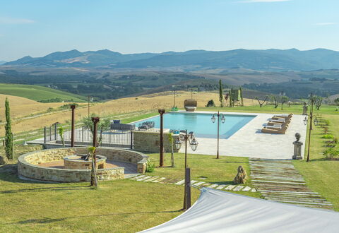 Villa Massimiliano: Cielo, Montaña, Agua, Nube, Sombra, El Terreno Del Lote, Hierba, Piscina, Paisaje Natural, Planta