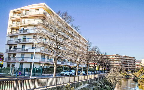 Cagnes-Sur-Mer 137: Tiempo De Día, Edificio, Departamento, Ciudad, Barrio, Barrio Residencial, Condominio, Área Metropolitana, Edificio Comercial