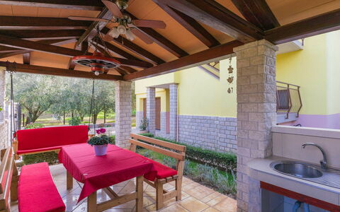 Meden: Mesa, Mueble, Edificio, Propiedad, Fregadero, Lavabo, Maceta, Planta De Casa, Ventana, Planta
