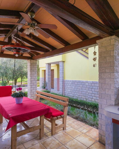 Meden: Mesa, Mueble, Edificio, Propiedad, Fregadero, Lavabo, Maceta, Planta De Casa, Ventana, Planta