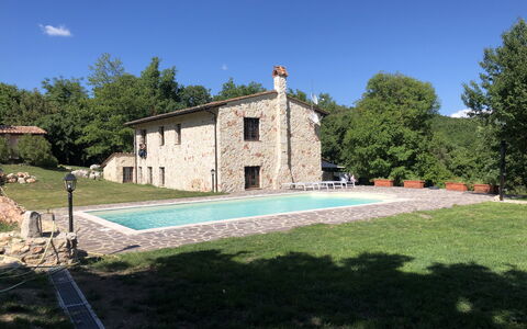 Beautiful Stone Country Villa: Cielo, Planta, Árbol, El Terreno Del Lote, Sombra, Hierba, Ocio, Recreación, Edificio, Paisaje