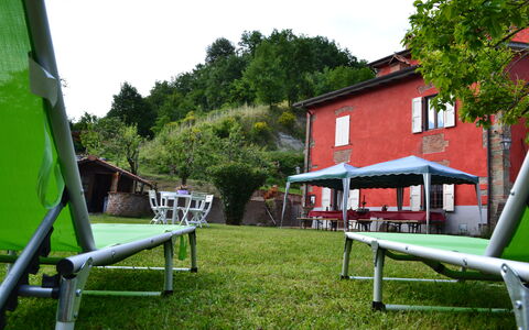 Agriturismo Il Giaggiolo without Pool: Ocio, Espacio Publico, Hierba, Árbol, Mesa, Casa, Patio De Recreo, Mueble, Patio Interior, Recreación