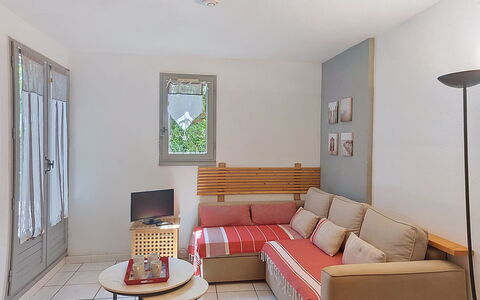 Saint Pierre la Mer 400: Mueble, Diseño De Interiores, Piso, Suelo, Sofá, Habitación, Sala, Departamento, Encendiendo, Casa
