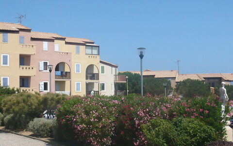 Saint Pierre la Mer 400: Cielo, Planta, Edificio, Ventana, Flor, Luz De La Calle, El Terreno Del Lote, Barrio Residencial, Diseño Urbano, Barrio