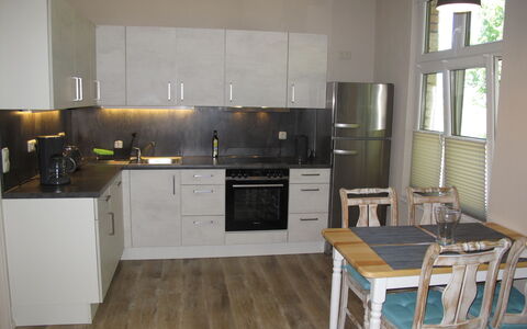 Helene: Habitación, Mueble, Cocina, Propiedad, Mostrador, Gabinetes, Suelo, Suelos De Madera, Diseño De Interiores, Edificio