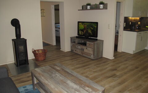 Helene: Habitación, Suelo, Propiedad, Suelo Laminado, Madera Dura, Suelos De Madera, Piso, Mueble, Diseño De Interiores, Edificio