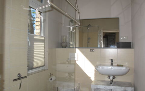 Helene: Baño, Propiedad, Habitación, Arreglo De Tubería, Mueble De Baño, Accesorio De Baño, Pared, Arquitectura, Loseta, Casa