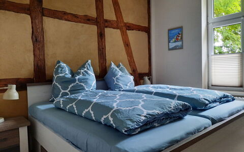 Helene: Habitación, Cama, Mueble, Lecho, Colchón, Habitación, Sábana, Propiedad, Marco De La Cama, Pared