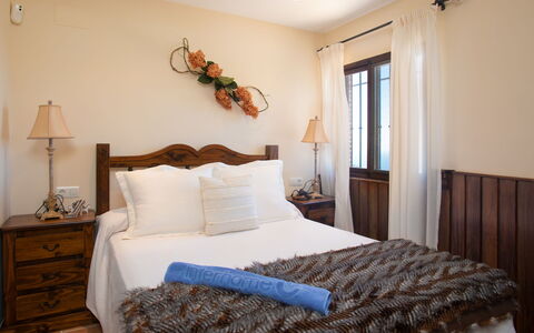 Ariadna: Habitación, Cama, Habitación, Mueble, Propiedad, Marco De La Cama, Sábana, Lecho, Diseño De Interiores, Techo