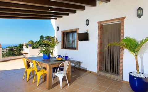 Ariadna: Propiedad, Edificio, Habitación, Casa, Bienes Raíces, Mueble, Villa, Diseño De Interiores, Departamento, Mesa
