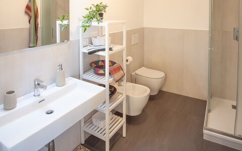 Il Giardino Sul Mare - Levanto: Grifo, Lavabo, Arreglo De Tubería, Edificio, Lavabo Del Baño, Baño, Planta, Diseño De Interiores, Suelo, Piso
