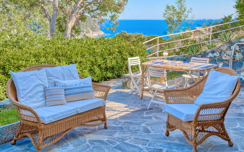 Il Giardino Sul Mare - Levanto: Mueble, Propiedad, Patio, Mueble Para Exteriores, Bienes Raíces, Habitación, Mimbre, Mesa, Casa, Mesa Al Aire Libre