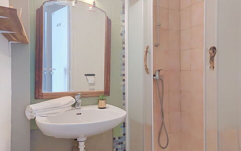 Santa Marina: Baño, Lavabo Del Baño, Arreglo De Tubería, Pared, Diseño De Interiores, Lavabo, Espejo, Piso, Suelo, Grifo