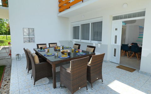 Pixie: Propiedad, Habitación, Casa, Edificio, Mesa, Comedor, Mueble, Bienes Raíces, Diseño De Interiores, Casa