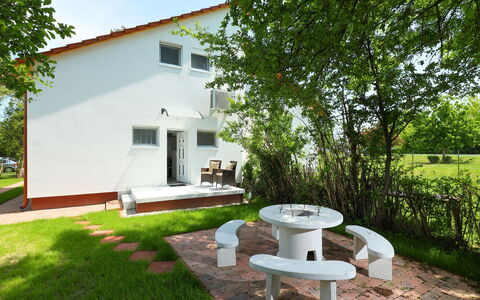 Pixie: Propiedad, Casa, Edificio, Casa, Patio Interior, Yarda, Bienes Raíces, Cabaña, Arquitectura, Barrio Residencial