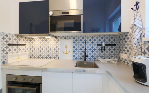 Pixie: Propiedad, Habitación, Loseta, Mostrador, Diseño De Interiores, Cocina, Gabinetes, Mueble, Arquitectura, Baño