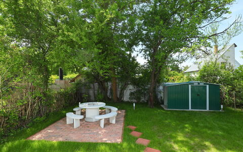 Pixie: Propiedad, Patio Interior, Yarda, Hierba, Casa, Bienes Raíces, Árbol, Jardín, Casa, Césped
