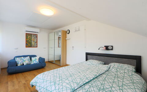 Pixie: Habitación, Mueble, Habitación, Cama, Propiedad, Sábana, Marco De La Cama, Lecho, Diseño De Interiores, Suelo