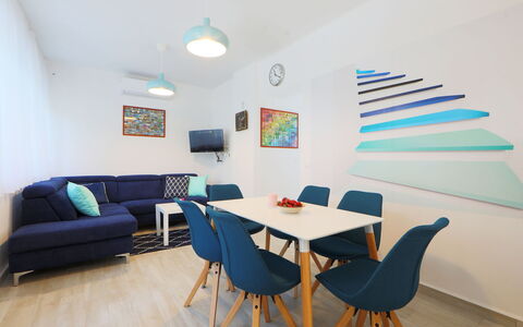 Pixie: Habitación, Mueble, Diseño De Interiores, Azul, Propiedad, Mesa, Turquesa, Suelo, Bienes Raíces, Sala
