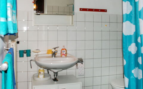 Verzaschina: Espejo, Grifo, Lavabo, Propiedad, Arreglo De Tubería, Lavabo Del Baño, Azul, Verde, Púrpura, Baño