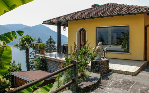 Panorama Lakeview Lago Maggiore: Planta, Edificio, Cielo, Ventana, Sombra, El Terreno Del Lote, Cabaña, Árbol, Casa, Paisaje