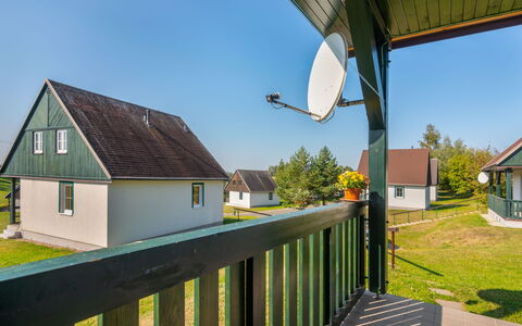 Holiday Hill 58: Propiedad, Casa, Verde, Cabaña, Edificio, Techo, Casa, Bienes Raíces, Arquitectura, Hierba