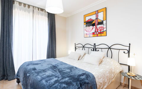 Sunny Tejita: Habitación, Cama, Mueble, Habitación, Propiedad, Sábana, Marco De La Cama, Diseño De Interiores, Lecho, Pared
