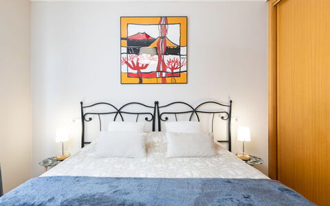 Sunny Tejita: Habitación, Habitación, Mueble, Cama, Propiedad, Diseño De Interiores, Pared, Marco De La Cama, Amarillo, Sábana