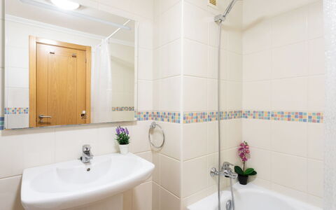 Sunny Tejita: Baño, Propiedad, Habitación, Loseta, Bienes Raíces, Diseño De Interiores, Grifo, Edificio, Arquitectura, Casa