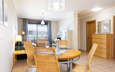 Sunny Tejita: Habitación, Propiedad, Mueble, Diseño De Interiores, Edificio, Amarillo, Casa, Comedor, Mesa, Suelo
