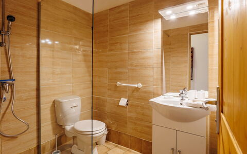 La Volte: Espejo, Propiedad, Arreglo De Tubería, Lavabo, Baño, Alcachofa De La Ducha, Diseño De Interiores, Arquitectura, Grifo