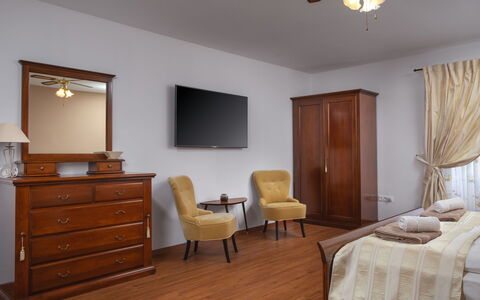 Villa Marina i: Habitación, Mueble, Ventilador De Techo, Propiedad, Habitación, Suelo, Cama, Madera Dura, Diseño De Interiores, Suelos De Madera