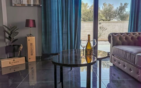 Prova 1: Mesa, Mueble, Propiedad, Edificio, Ventana, Azul, Madera, Diseño De Interiores, Cortina, Encendiendo