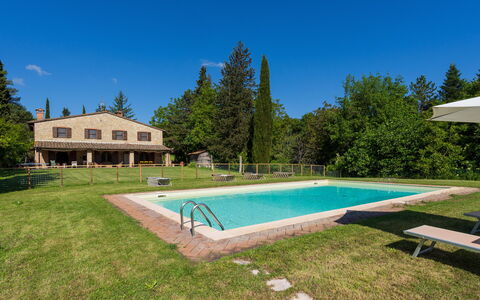 Podere a Lafi: Agua, Planta, Cielo, Edificio, Árbol, Piscina, Sombra, Hierba, Barrio Residencial, Rectángulo