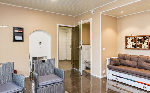 Villa Leinola 1: Mueble, Silla, Mueble Para Exteriores, Mesa, Madera, Mesa Al Aire Libre, Cocina Y Comedor Mesa, Sombra, Jardín, Paraguas