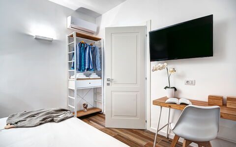 Sorrento Golden Apartment: Mueble, Propiedad, Comodidad, Madera, Diseño De Interiores, Piso, Edificio, Suelo, Estantería