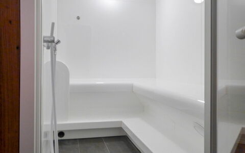 Dione: Propiedad, Baño, Habitación, Bañera, Arreglo De Tubería, Loseta, Arquitectura, Suelo, Diseño De Interiores