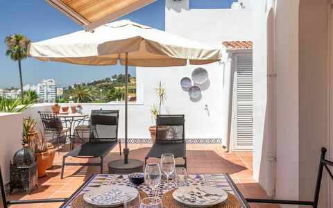 Sol de Estepona: Piso, Mueble, Suelo, Silla, Maceta, Planta De Casa, Balcón, Mueble Para Exteriores, Cocina Y Comedor Mesa, Loseta