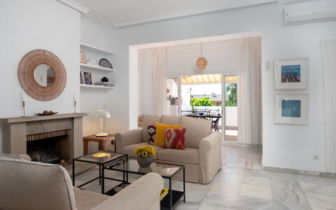 Sol de Estepona: Mueble, Diseño De Interiores, Piso, Suelo, Techo, Sofá, Mesa, Madera, Sala, Silla