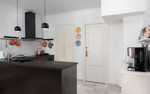 Sol de Estepona: Mueble, Diseño De Interiores, Piso, Pared, Suelo, Cocina, Mostrador, Lámpara, Madera, Gabinetes