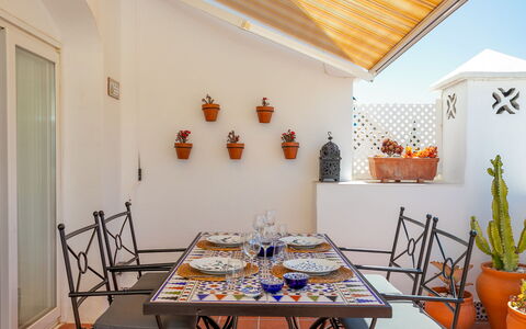 Sol de Estepona: Mueble, Piso, Suelo, Diseño De Interiores, Maceta, Silla, Planta De Casa, Cocina Y Comedor Mesa, Manchas De Madera, Comedor