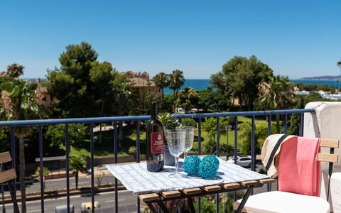 Sol de Estepona: Propiedad, Bienes Raíces, Cielo, Casa, Casa, Edificio, Vacaciones, Árbol, Habitación, Restaurante