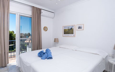 Sol de Estepona: Habitación, Habitación, Mueble, Cama, Propiedad, Sábana, Marco De La Cama, Diseño De Interiores, Suite, Edificio