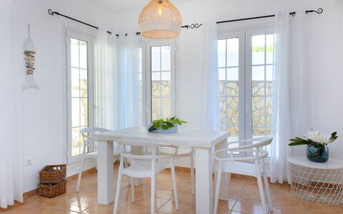 Calpe Calp 463: Mueble, Diseño De Interiores, Piso, Mesa, Madera, Silla, Suelo, Techo, Comedor, Encendiendo