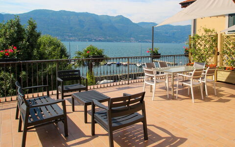 Porto Valtravaglia 105: Propiedad, Mueble, Mesa, Casa, Bienes Raíces, Edificio, Patio, Habitación, Vacaciones, Mesa Al Aire Libre