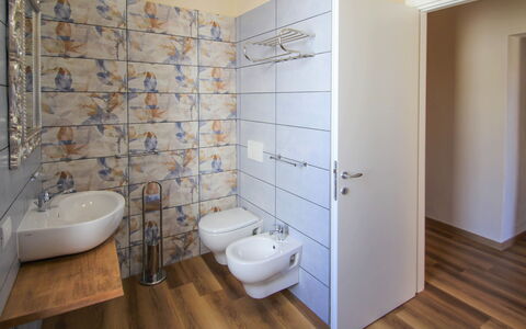 Porto Valtravaglia 105: Baño, Habitación, Propiedad, Loseta, Suelo, Pared, Arreglo De Tubería, Cerámico, Diseño De Interiores, Baño