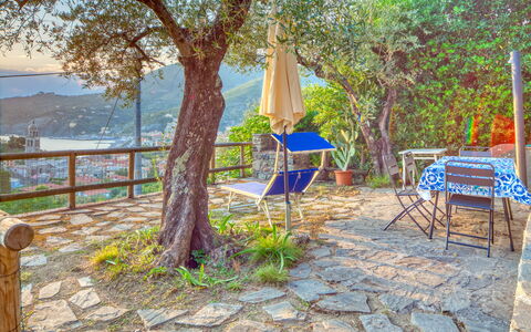 Il Frantoio Del Mesco - Levanto: Plantas Leñosas, Sombra, Tintes Y Sombras, Mueble Para Exteriores, El Maletero, Tienda, Jardín, Guijarro, Inicio De Esgrima, Estructura Al Aire Libre