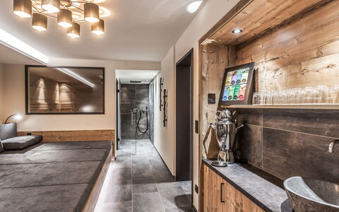 Montafon: Habitación, Propiedad, Diseño De Interiores, Techo, Edificio, Baño, Suelo, Casa, Mostrador, Casa